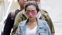 Cita Citata mengenakan kacamata selama mempersiapkan diri latihan sebelum tampil pada Jumat (15/12/2017). Foto: Noel/detikHOT