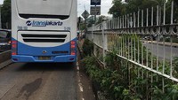 Bus yang sedang melintas di lokasi