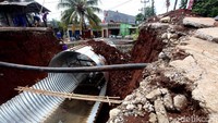 Penampakan jembatan yang ambles di kawasan Jalan Pertanian, Cipayung, Depok, Selasa (12/12/2017).