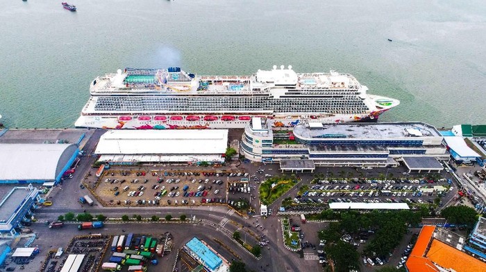 Wali Kota Risma Sambut Kapal Pesiar Terbesar yang Pernah Datang ke Surabaya
