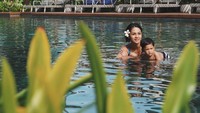 Penyanyi Andien pun merupakan seorang ibu muda yang patut ditiru karena hobi berolahraga. Bahkan, sampai mengajak anaknya juga lho. (Foto: Instagram @andienaisyah)