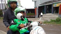 Berbagai pengalaman sebagai driver ojek online pun pernah dialami Dede. Foto: Dok. Go-Jek