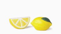 Wadah garam dan merica tampil lebih centil dengan bentuk lemon. Warnanya kuning cerah, lengkap dengan lembaran daunnya. Foto: Istimewa
