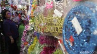 Para calon pembeli melihat dan mencari pernak-pernik Natal di kawasan Glodok.