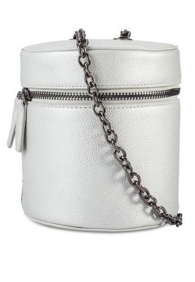 Di situs Zalora, Anda pun dapat menemukan beragam tas unik. Salah satunya Cylinder Chain Bag dari Something Borrowed ini. Item itu turun dari Rp 549 ribu menjadi Rp 99 ribu.
