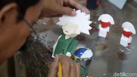 Tangan-tangan kratif mereka mulai menghiasi souvenir.