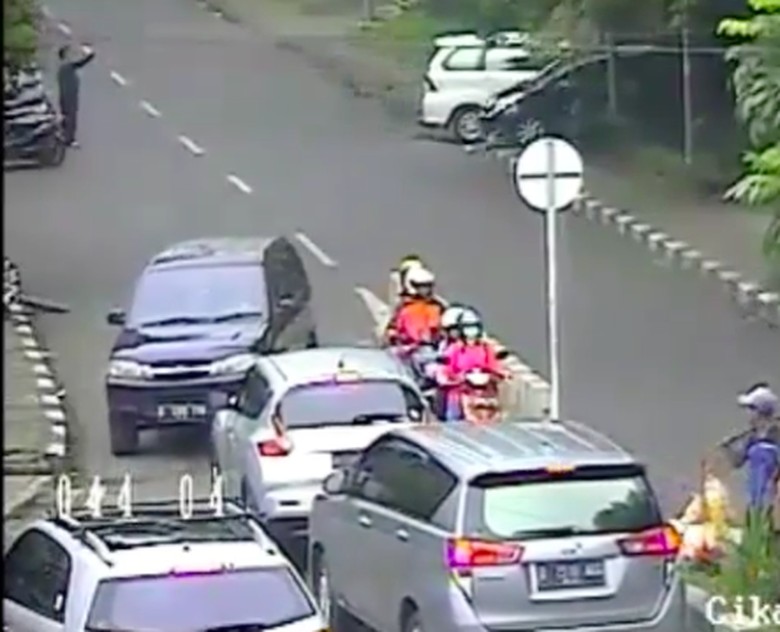 Mobil Lawan Arus Dikepung dan Disuruh Mundur ke Jalan yang Benar Foto: Pool (instagram) Mobil Lawan Arus Dikepung dan Disuruh Mundur ke Jalan yang Benar Foto: Pool (instagram)