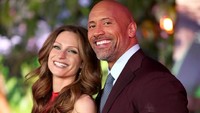 Sekuelnya kali ini yang diberi judul Jumanji: Welcome to the Jungle dibintangi oleh Dwayne Johnson, Nick Jonas, Jack Black, juga Karen Gillan. Kalau ini foto The Rock bersama kekasihnya yang sedang hamil. Foto: Christopher Polk/Getty Images