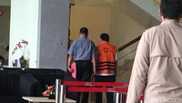 Novanto tampak menggenggam buku bersampul hitam di tangan kanannya. Dia tidak memberikan komentar apapun ketika memasuki lobi KPK.