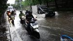 Menerobos Genangan di Ahmad Yani Jakarta Timur