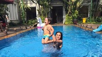 Kalau ibu yang satu ini, Jessica Iskandar atau akrab disapa Jedar, doyannya ya main air. Ada beberapa fotonya tengah berenang, dan bahkan belajar berselancar lho. (Foto: Instagram @inijedar)