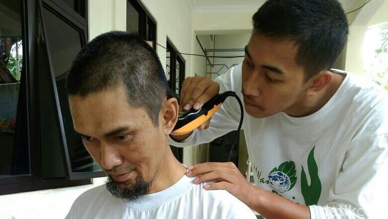 Sambut UU Kepalangmerahan, Relawan PMI di Banjarnegara Cukur Gundul Sambut UU Kepalangmerahan, Relawan PMI di Banjarnegara Cukur Gundul