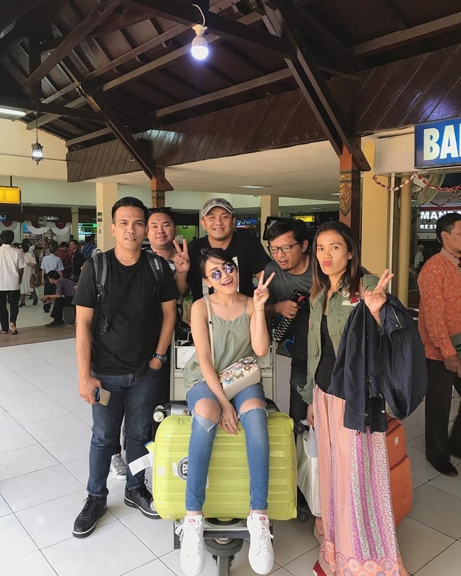 Tas Fendi dengan detail bunga menjadi pilihan Ayu Ting Ting saat berpergian dengan pesawat. Tas mini Fendi ini seharga Rp 29 juta. Foto: Instagram