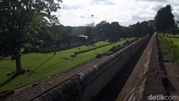 Luas seluruh kompleks Candi Ratu Boko mencapai 25 hekar. Dari mulai pintu masuk, harus menaiki tangga mencapai gapura candi. Pemandangannya rerumputan hijau yang luas dan asri (Shinta/detikTravel)