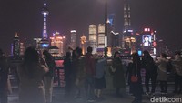 Banyak wisatawan yang datang ke sini. Apalagi di saat malam, cahayanya menambah keindahan Shanghai Tower yang cantik nan ikonik (Niken Widya Yunita/detikTravel)