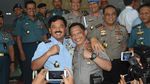Potret Akrabnya Panglima-Kapolri: Ngopi Bareng dan Pelukan Erat