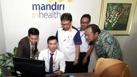 Direktur Mandiri Inhealth Eddy Alfian bersama Direktur Utama Omni Hospitals Cikarang Dr. Ridwan T. Lembong, MM, MMRS, MBA serta Kepala Kantor Operasional Mandiri Inhealth Jakarta Tunggul Yogi Hernowo memantau usai meresmikan konter khusus peserta Mandiri Inhealth di Omni Hospitals Cikarang, Selasa (12/12). Foto: dok. Mandiri Inhealth