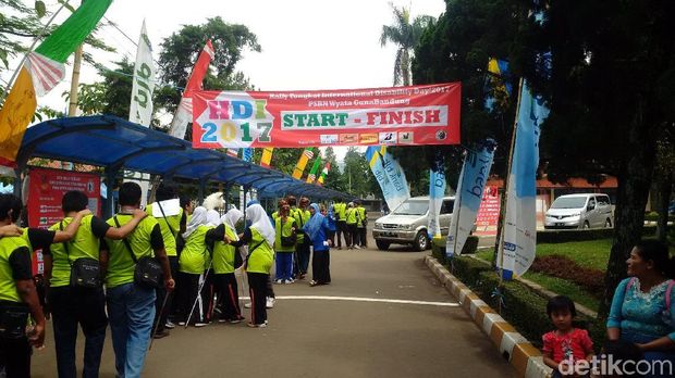 Ratusan Penyandang Disabilitas Tuna Netra Ikuti Rally Tongkat