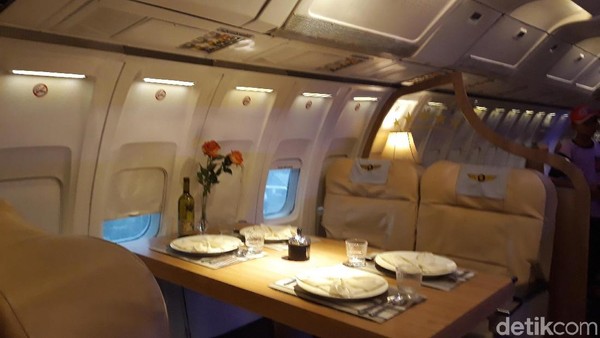 Dibatasi gorden, pengunjung lalu dibawa ke kabin kepresidenan. Di dalam sini terdapat meja kerja presiden, ruang rapat, dan ruang makan untuk presiden. (Mustiana/detikTravel) Dibatasi gorden, pengunjung lalu dibawa ke kabin kepresidenan. Di dalam sini terdapat meja kerja presiden, ruang rapat, dan ruang makan untuk presiden. (Mustiana/detikTravel)
