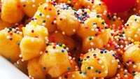 Yang tak kalah menggoda ada kue a la Italia bernama Struffoli. Kue bulat dengan rasa manis ini sering disebut honey ball atau bola madu. Foto: Istimewa