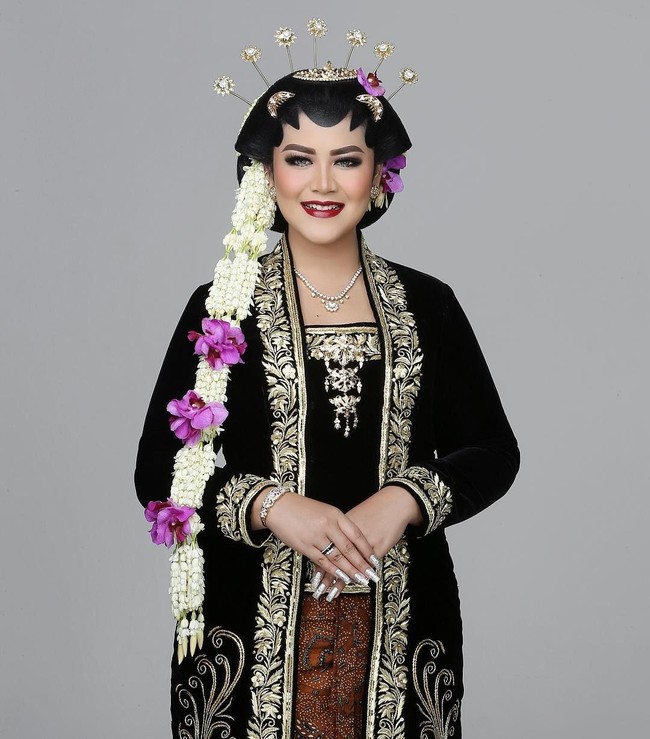 Kahiyang Ayu kembali dirias dengan makeup khas Pengantin Solo untuk pemotretan. Kali ini, wajahnya dipercantik oleh makeup artist Bennu Sorumba. Foto: Instagram/aldiphoto
