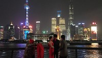 Tidak jarang, banyak pasangan yang juga menjadikan Shanghai Tower sebagai latar belakang foto pre wedding karena suasananya yang romantis lho (Niken Widya Yunita/detikTravel)