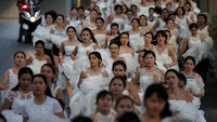 Priitt.. Lomba dimulai, para peserta pun langsung mengeluarkan kemampuan terbaik mereka. Mereka beradu cepat untuk jadi yang paling cepat. (Athit Perawongmetha/Reuters)