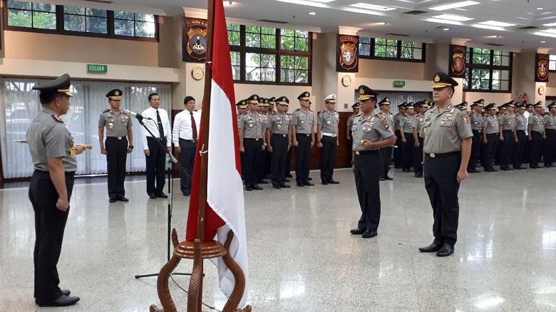 Kapolri Naikkan Pangkat 6 Perwira Tinggi dan 10 Perwira Menengah Kapolri Naikkan Pangkat 6 Perwira Tinggi dan 10 Perwira Menengah