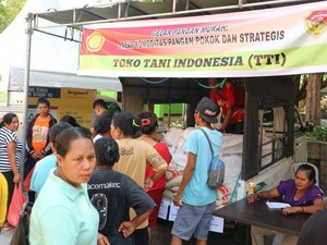 Jelang Natal, Bazar Sembako Murah di Kupang Diserbu Ibu-ibu