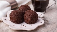 Selanjutnya ada kue mungil bernama brigadeiro cookies yang sangat populer di Brazil. Kue bentuk bola ini dipenuhi cokelat di seluruh permukaannya. Foto: Istimewa