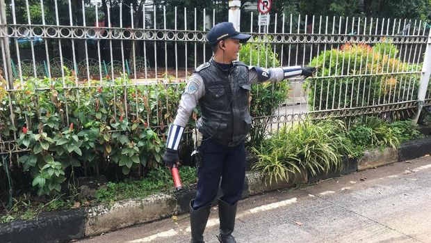 Petugas Dishub Cek Lokasi Pemotor Terjepit Bus di Jalur TransJ