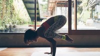 Karena hobinya yoga dan berenang, Eva Celia yang mana merupakan seorang musisi ini juga disebut-sebut punya badan yang body goals banget! (Foto: Instagram/@evacelia)