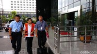 Novanto tampak diantar mobil tahanan dan tiba di lobi KPK pukul 09.45 WIB. Tak ada senyum di wajahnya yang terlihat lesu.