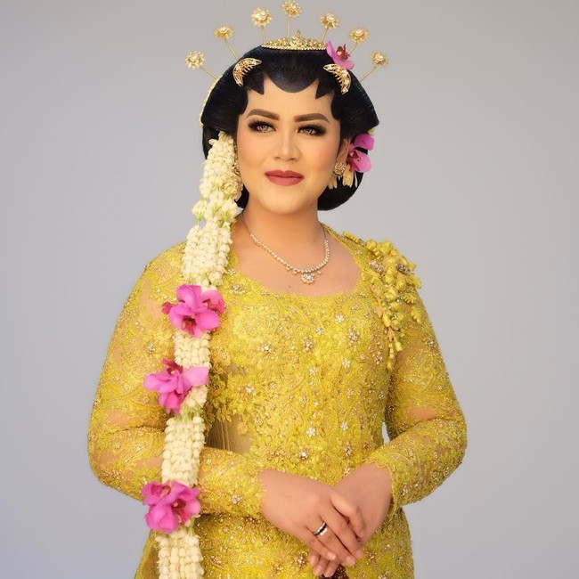 Ini penampilan lain Kahiyang untuk buku makeup pengantin Benny Sorumba. Dengan kebaya kuning, lipstik Kahiyang diganti dengan warna pink muda untuk memberikan penampilan yang tetap elegan.  Foto: dok. Instagram (Bennu Sorumba)