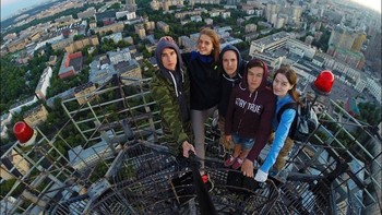 Jika aku ragu, aku akan berhenti. Jadi main aman saja. Ketahuilah batasanmu, kata Lau. Kami ingin mengalahkan diri sendiri dan menantang batas tapi tentu saja, jika kami merasa ini bukan hari kami, kami tidak akan melakukannya,. Foto: VK