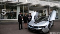 Peresmian diler BMW i dihadiri Vice President Corporate Communication BMW Group Indonesia Jodie Otania, Head of Sales Channel Development Irhan Farhan, dan Chief Operating Officer Tunas Mobilindo Parama BMW Purwoko Arbutomo.
