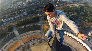 Di Rusia juga, ada nama Kirill Oreshkin. Dia ini benar-benar bernyali besar saat foto di gedung-gedung tinggi kota Moskow. Dulu, aksinya pun banyak diliput media di mancanegara. Bisa dibilang dia adalah salah satu pionor rooftopper. Foto: VK