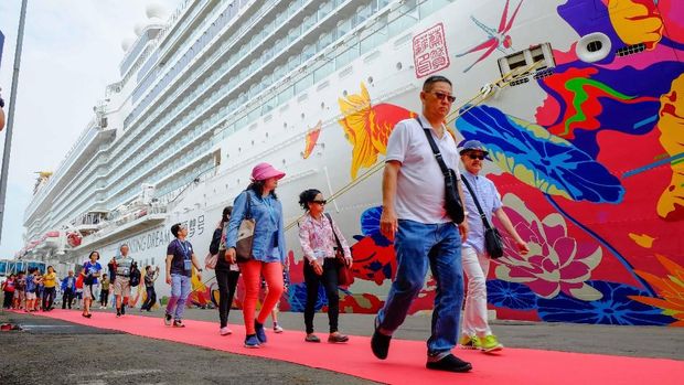 Kapal pesiar tersebut memuat sekitar 2.500 wisman 