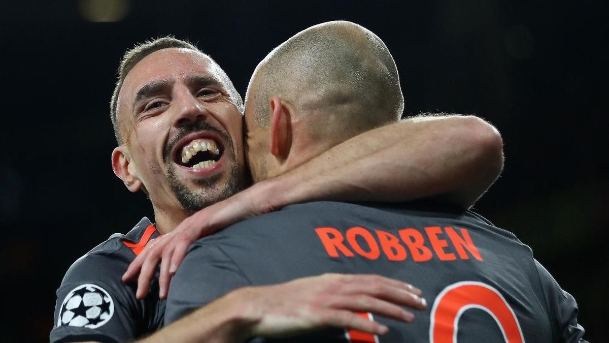 Franck Ribery merayakan gol bersama Arjen Robben (Clive Mason/Getty Images)