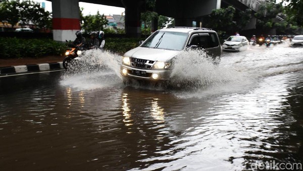 Menerobos Genangan di Ahmad Yani Jakarta Timur
