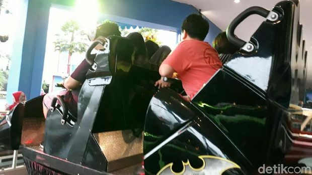 Sensasi Naik Mobil Batman di Museum Angkut