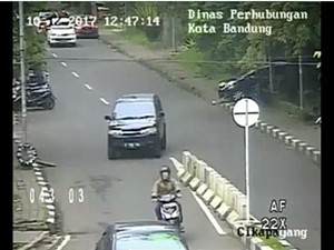 Warganet Soroti Musik Video CCTV Mobil Serobot Jalur di Bandung