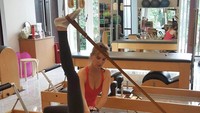 Kalau pemain film Madre Laura Basuki, lebih menyukai olahraga pilates. (Foto: Instagram @laurabas)