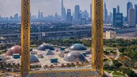 Bingkai raksasa ini, terdiri dari dua menara setinggi 150 meter yang dihubungkan oleh jembatan sepanjang 93 meter, yang memiliki panel kaca sepanjang 25 meter di tengahnya (dubai/Instagram)