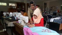 Tak hanya souvenir, mereka juga membuat prakarya lainnya seperti, gantungan kunci, baju dan hiasan rumah.