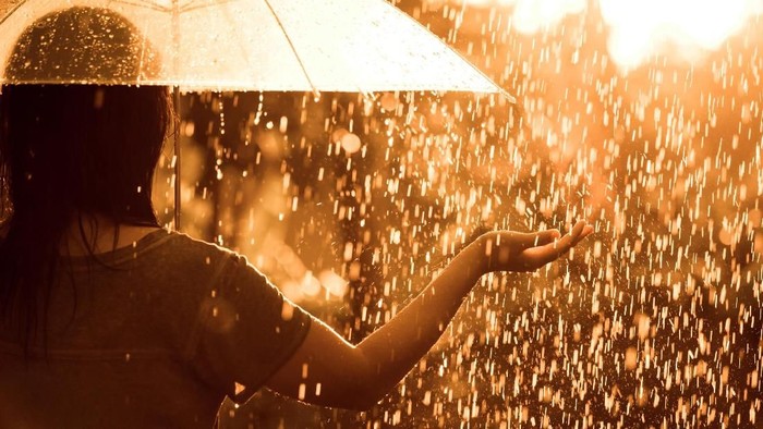 Tips Agar Tetap Kering dan Hangat Saat Turun Hujan Deras