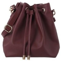 Di situs Lazada, Anda bisa mendapati sebuah bucket bag seharga merah marun berikut. Bucla Mini Sling Maroon tersebut turun dari Rp 250 ribuan menjadi Rp 59 ribuan.