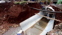 Beberapa alat berat juga diturunkan untuk memudahkan pengerjaan.