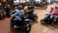 Sejumlah pemotor harus antre untuk melewati jembatan.