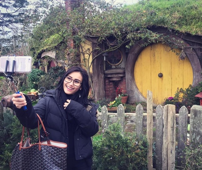 Saat liburan ke New Zealand, Ayu Ting Ting tampil dengan tas Goyard St Louis Rp 22 juta. Foto: Instagram